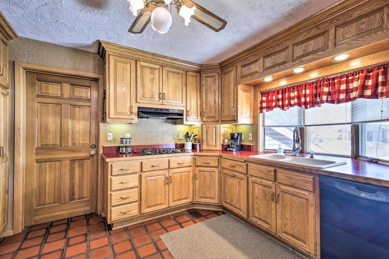 Simple Cranberry And Wine Farm Home With Fire Pit! Eagle River Exterior foto